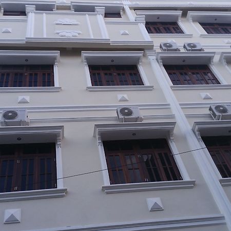 Legenda Beril Hostel Makassar Exterior foto