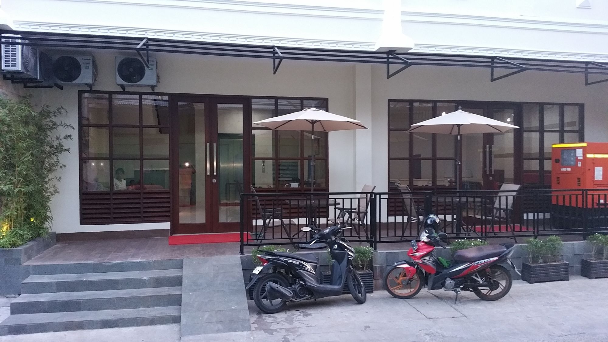 Legenda Beril Hostel Makassar Exterior foto