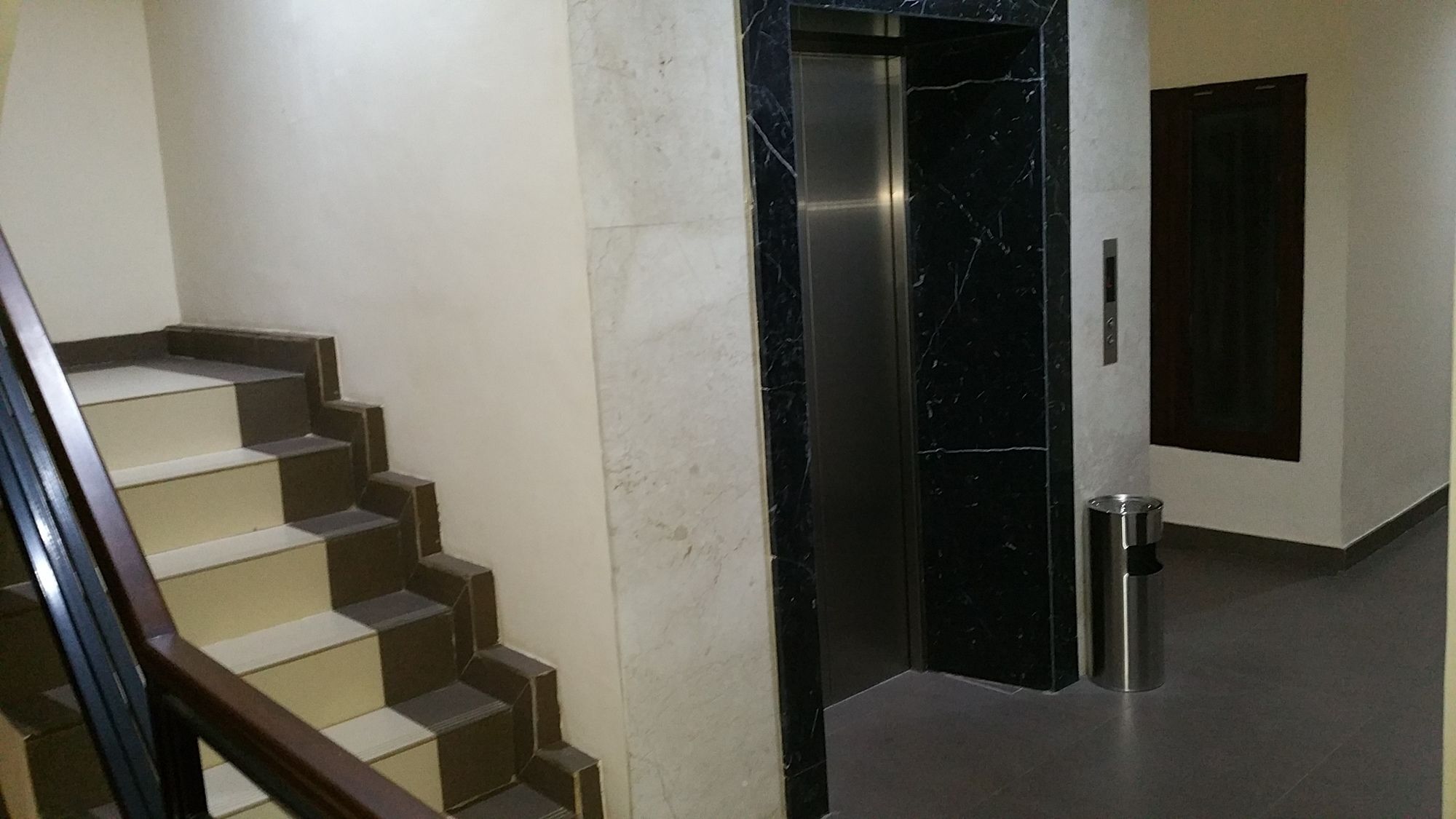Legenda Beril Hostel Makassar Exterior foto
